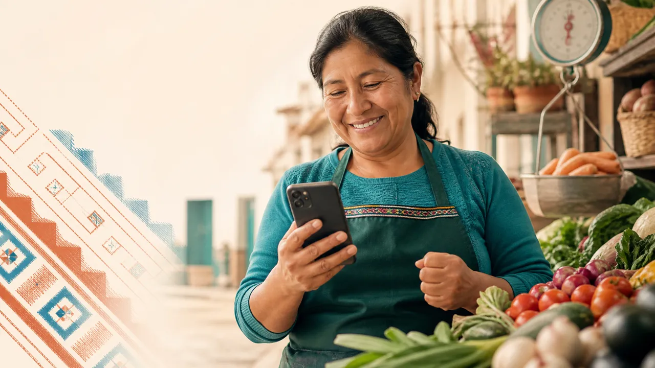 Vendedora peruana en su puesto de mercado revisa una aprobación de préstamo en su celular